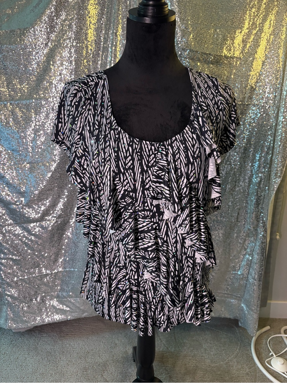 Sparkly Abstract Ruffle Top 🖤